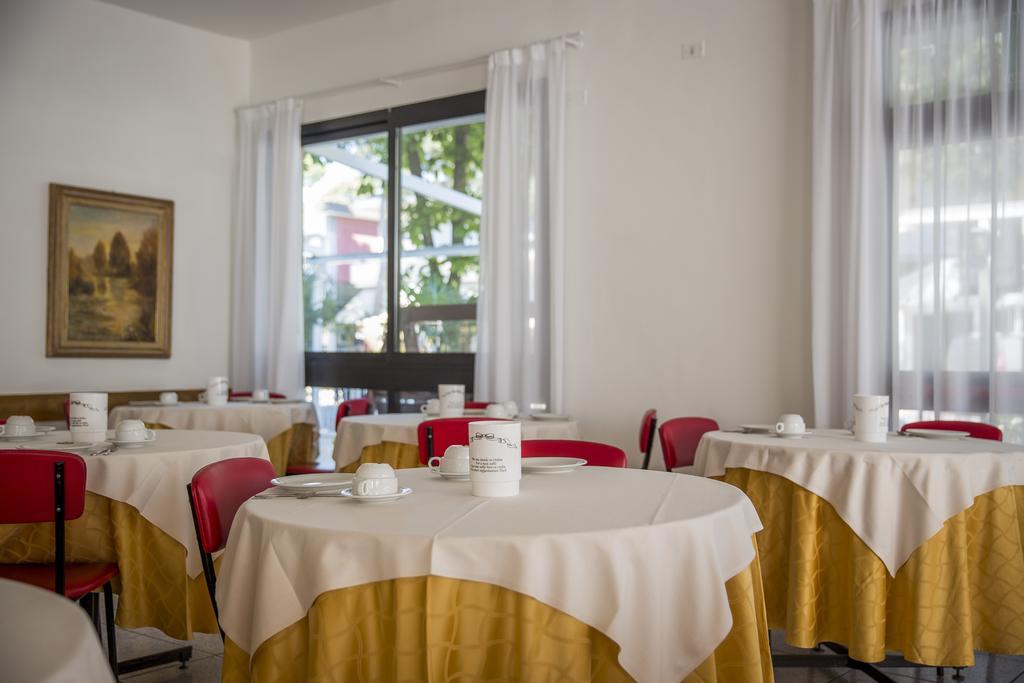 Hotel Meris 밀라노마리티마 외부 사진